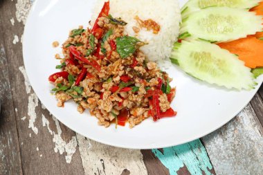 fesleğen ve domuz kızarmış pilav