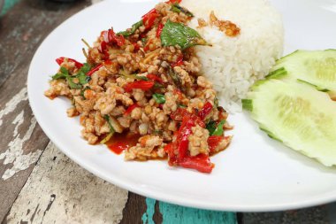 fesleğen ve domuz kızarmış pilav