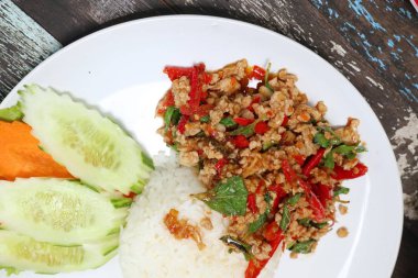 fesleğen ve domuz kızarmış pilav