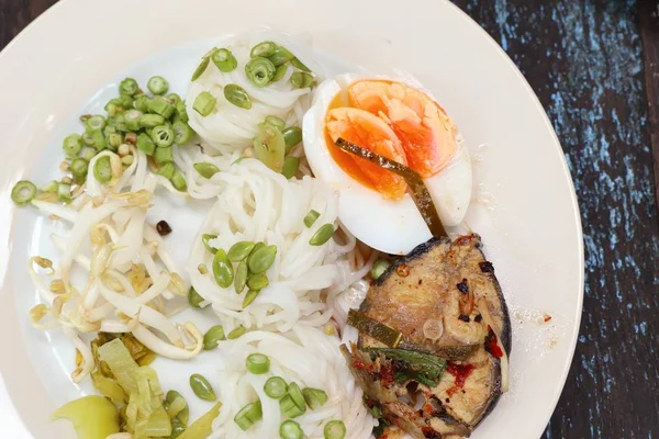 Baharatlı balık haşlanmış pirinç noodle