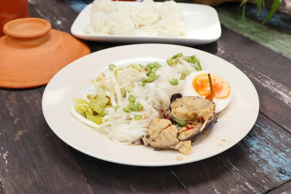 Baharatlı balık haşlanmış pirinç noodle