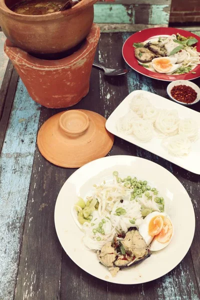 Baharatlı balık haşlanmış pirinç noodle