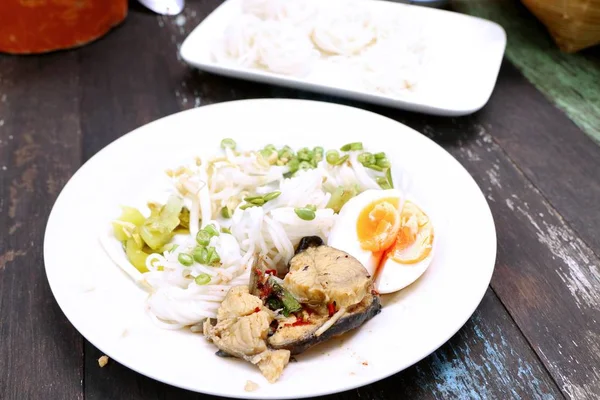 Baharatlı balık haşlanmış pirinç noodle