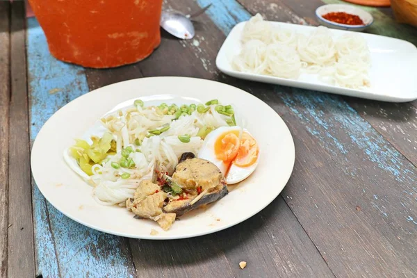 Baharatlı balık haşlanmış pirinç noodle