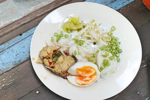 Baharatlı balık haşlanmış pirinç noodle