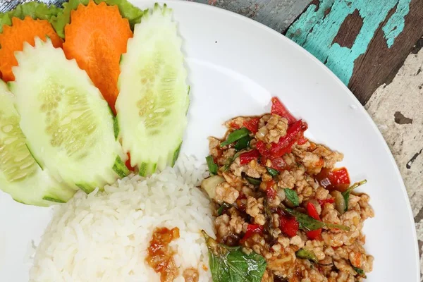 fesleğen ve domuz kızarmış pilav