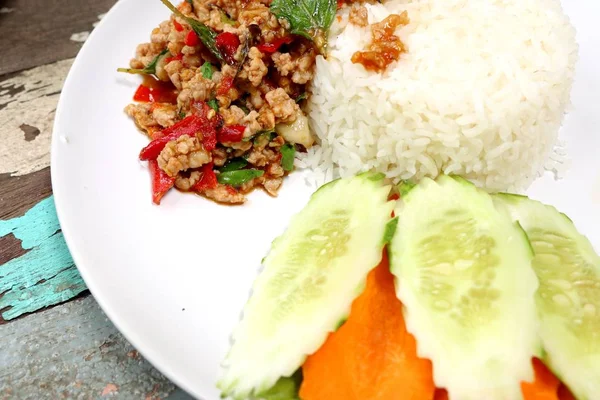 fesleğen ve domuz kızarmış pilav