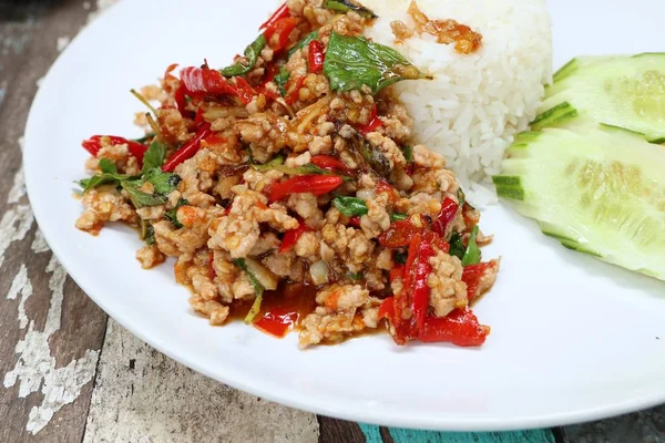 fesleğen ve domuz kızarmış pilav