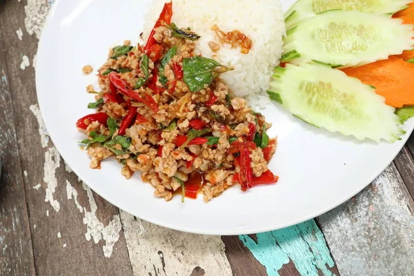 fesleğen ve domuz kızarmış pilav