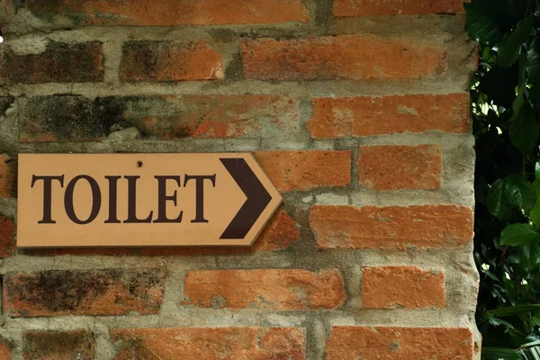 Toilet sign in garden — Stock Photo, Image