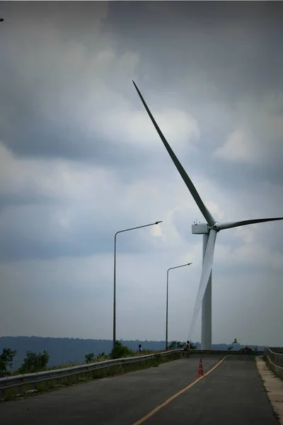 Wind turbine in dam — Stock Photo, Image