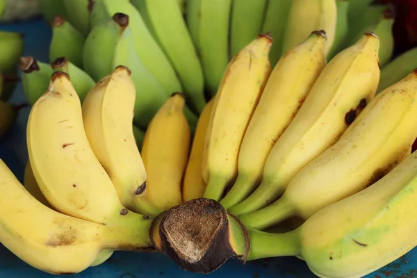 市場に出回っているバナナ — ストック写真