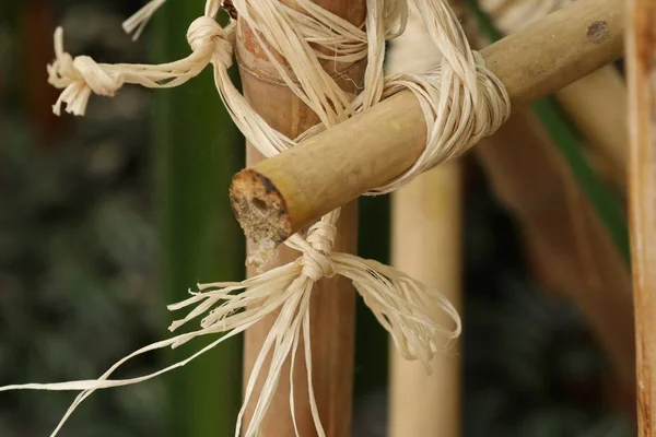 Touw aan hek van bamboe — Stockfoto