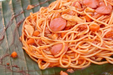 sosis domates soslu spagetti