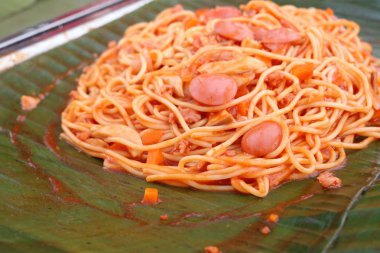 sosis domates soslu spagetti