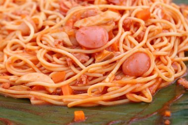 sosis domates soslu spagetti