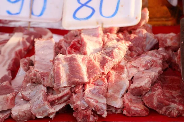 Daging babi segar di pasar — Stok Foto