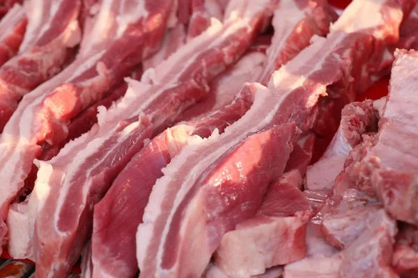 Vers varkensvlees op de markt — Stockfoto