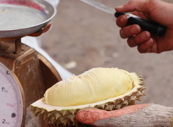 Fruta duriana na estrada de rua — Fotografia de Stock