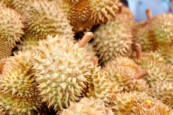 Fruta duriana na estrada de rua — Fotografia de Stock