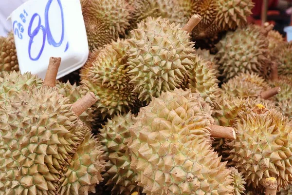 Fruta duriana na estrada de rua — Fotografia de Stock