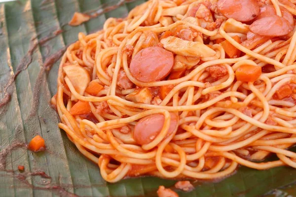 Espaguete com molho de tomate salsicha — Fotografia de Stock