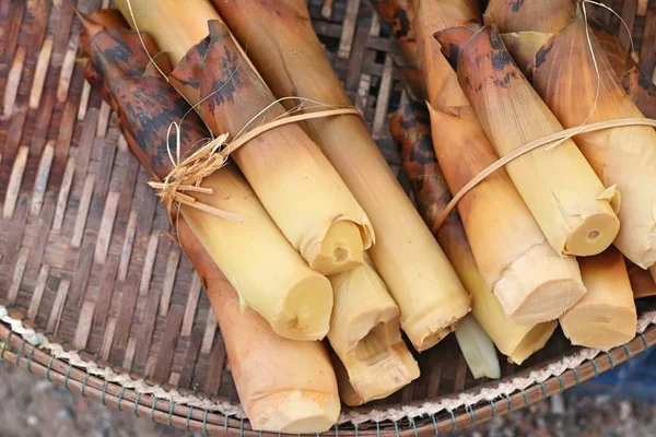 Tiro de bambu na estrada de rua — Fotografia de Stock