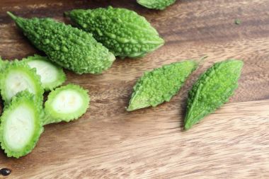 Taze yeşil acı kavun