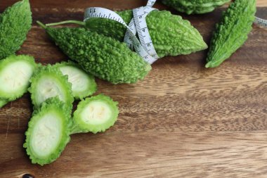 Taze yeşil acı kavun