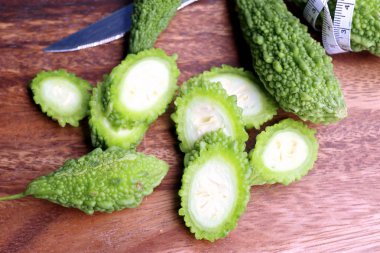 Taze yeşil acı kavun