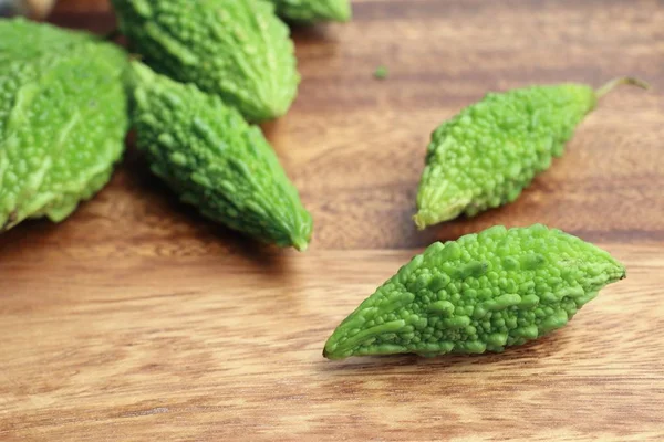 Taze yeşil acı kavun