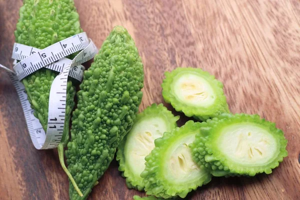 Taze yeşil acı kavun