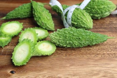 Taze yeşil acı kavun