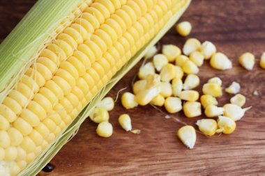 ahşap üzerinde taze Mısır