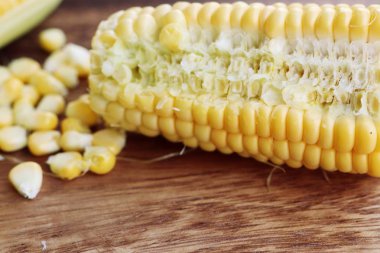 ahşap üzerinde taze Mısır