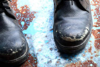 Eski siyah deri ayakkabı