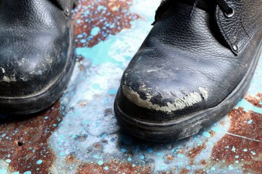 Eski siyah deri ayakkabı