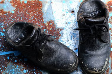 Eski siyah deri ayakkabı