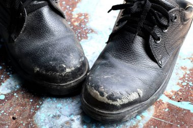 Eski siyah deri ayakkabı
