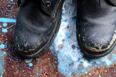 Eski siyah deri ayakkabı