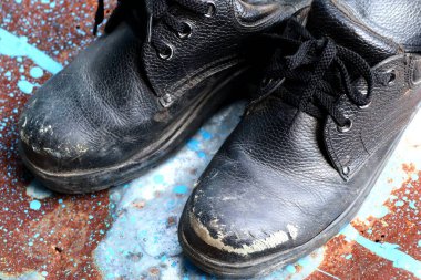 Eski siyah deri ayakkabı