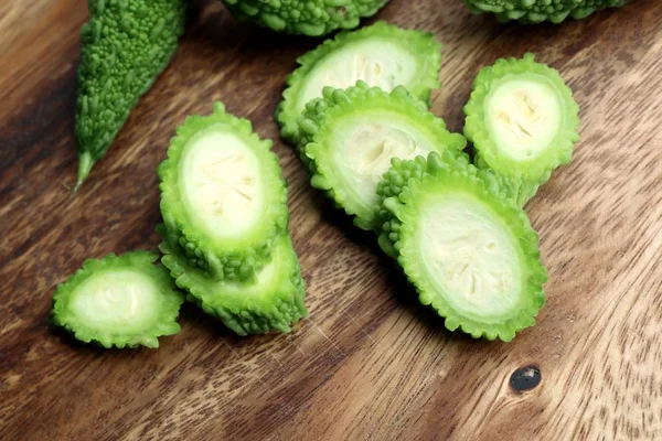 Taze yeşil acı kavun