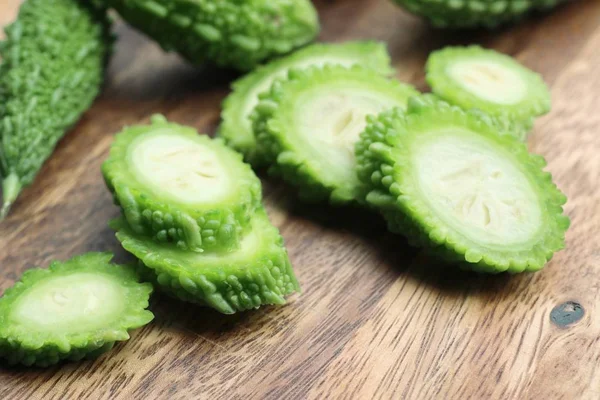 Taze yeşil acı kavun