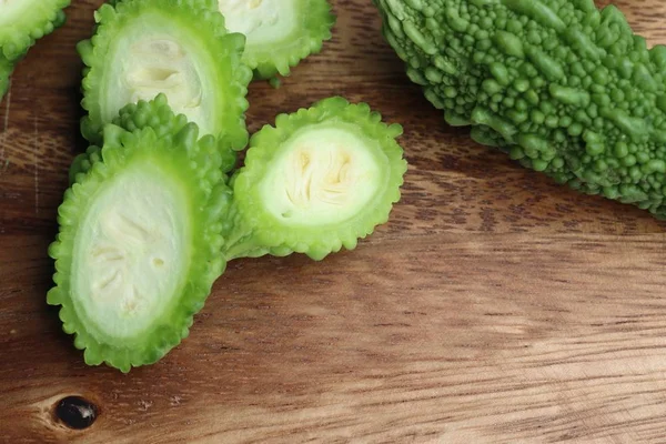 Taze yeşil acı kavun