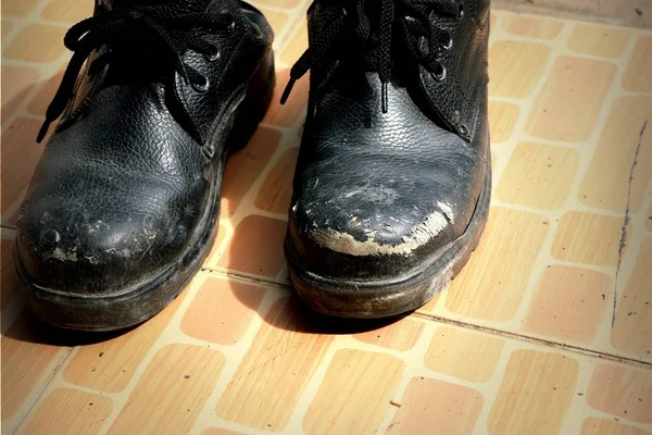Eski siyah deri ayakkabı