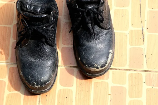 Eski siyah deri ayakkabı