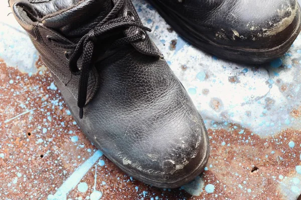 Staré černé kožené boty — Stock fotografie