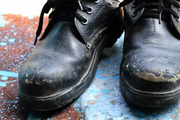 Old black leather shoes — Stock Photo, Image