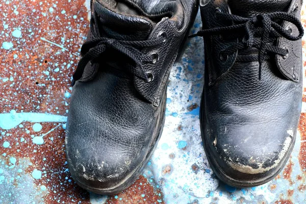 Staré černé kožené boty — Stock fotografie
