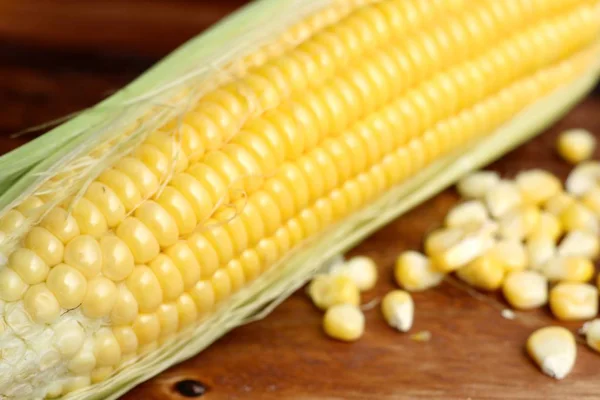 Fresh corn on wooden — Stock Photo, Image